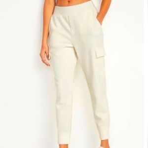 Old Navy Women’s High Rise Active Dynamic Fleece Cargo Jogger Cream XS. NWOT